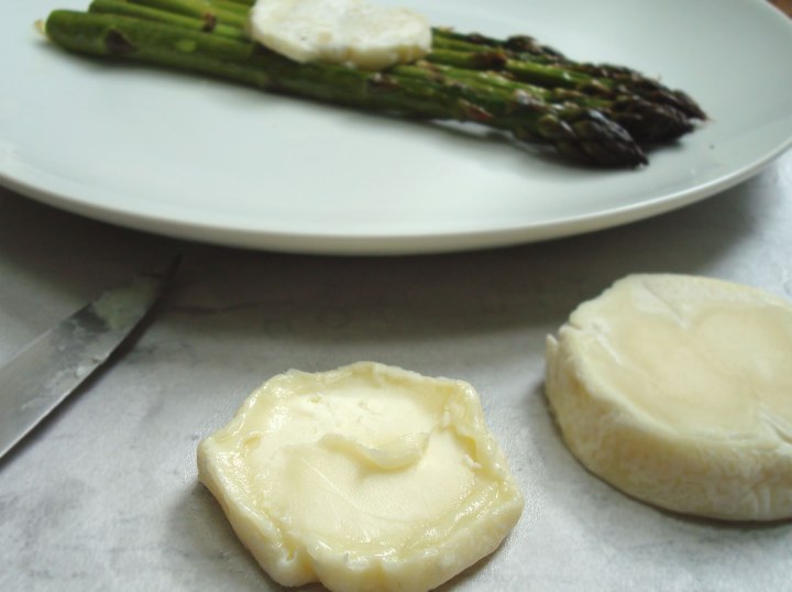 Cabecou and grilled asparagus
