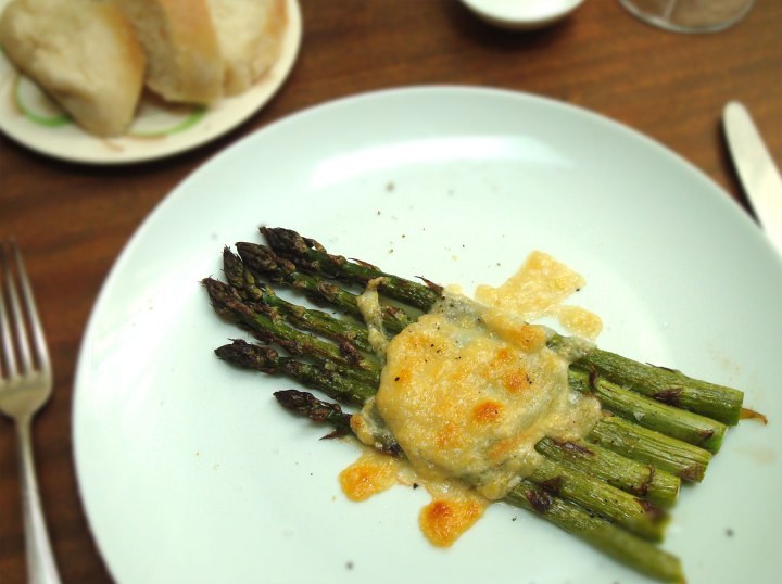 Cabecou and grilled asparagus